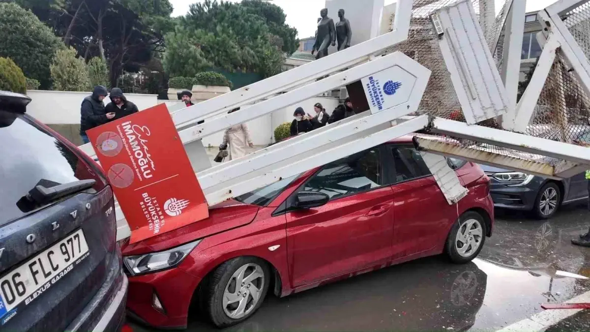 Üsküdar\'da Tır Kazası: 7 Araç Hasar Gördü