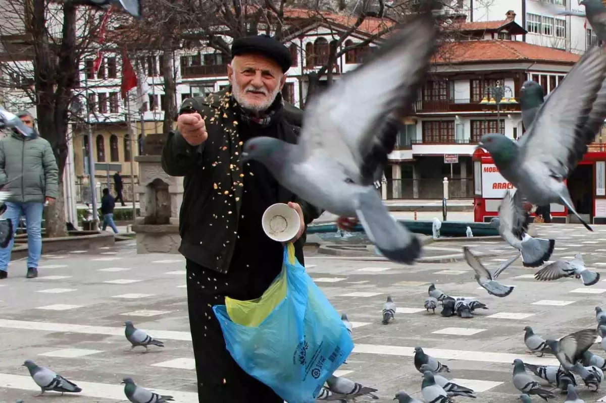 84 Yaşındaki Yemci Dede, Güvercinlere Sevgiyle Bakıyor