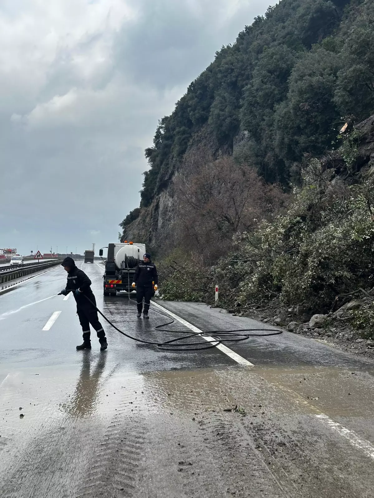 Ereğli\'de Heyelan: Otomobile Kaya Düştü