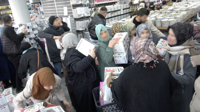 100 liralık alışveriş için dondurucu soğukta saatlerce beklediler