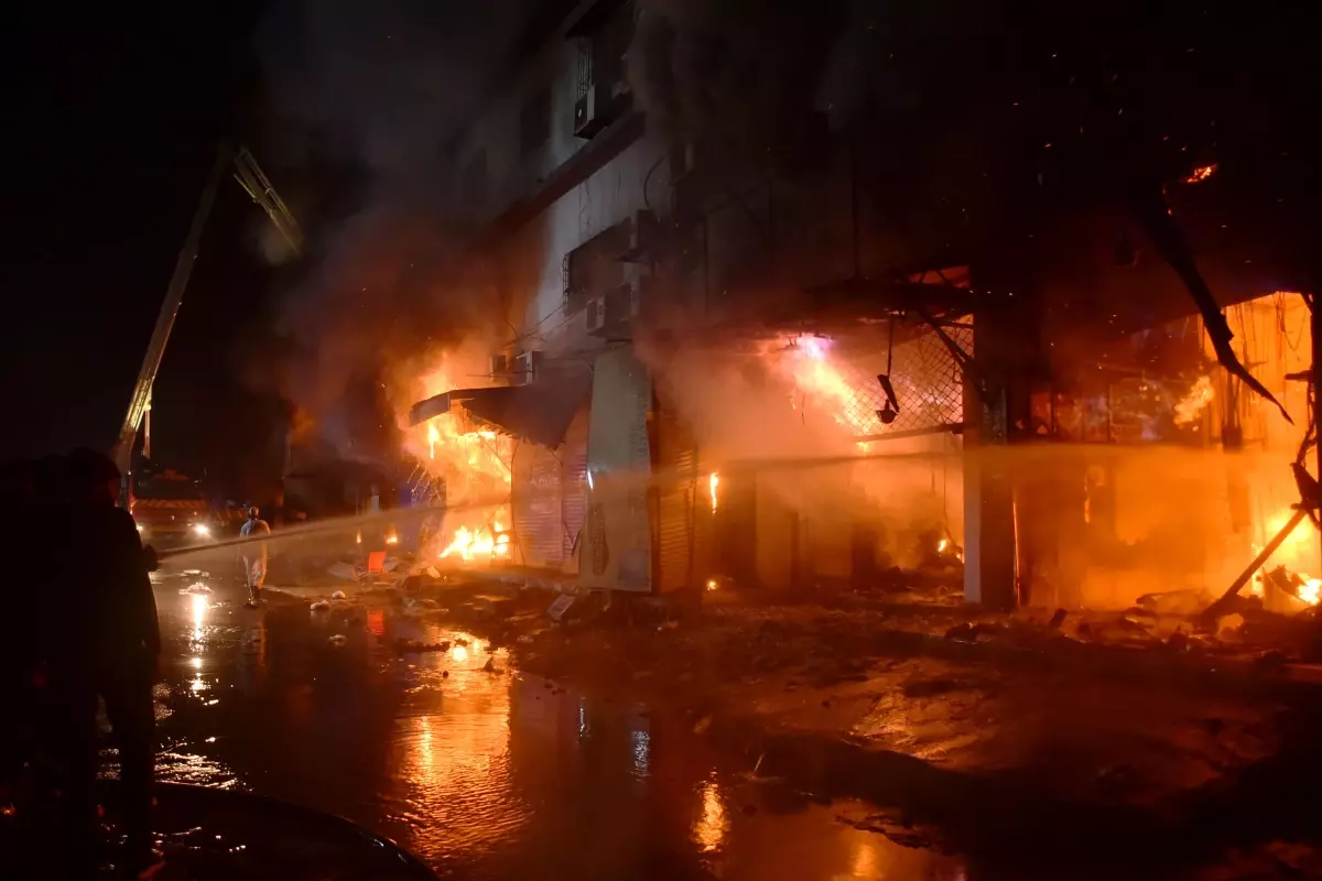 Karaçi\'de Alışveriş Merkezinde Yangın