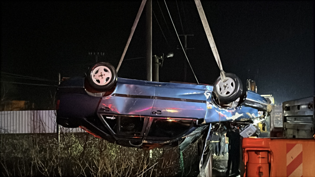Baba ve oğlu çaya düşen otomobilde hayatını kaybetti