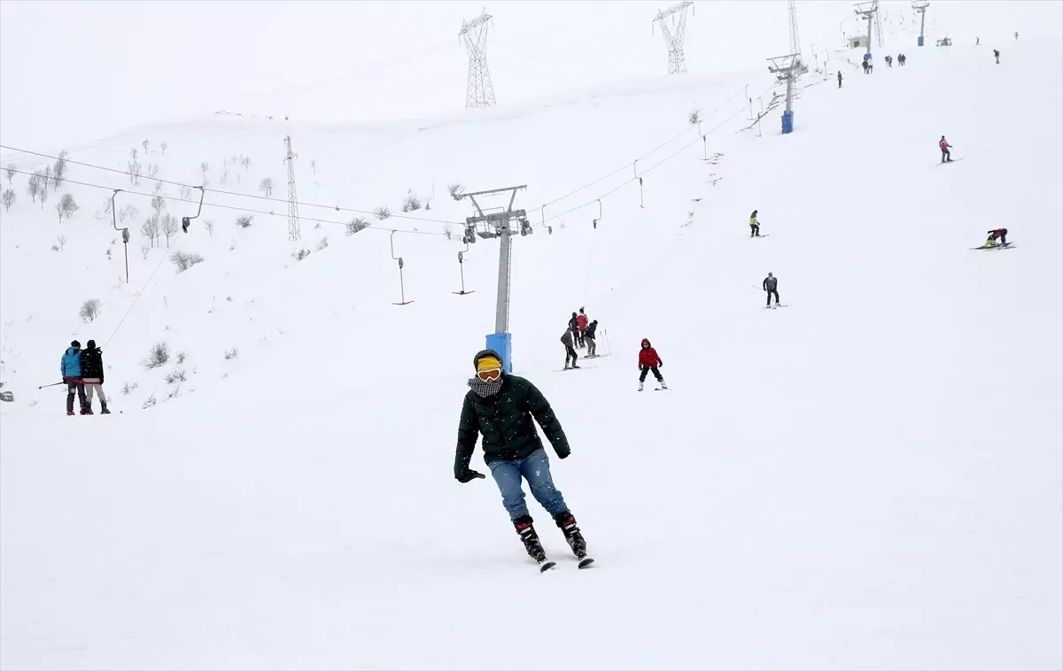 Bitlis\'teki El-Aman Hanı Kayak Merkezi\'nde Yoğunluk