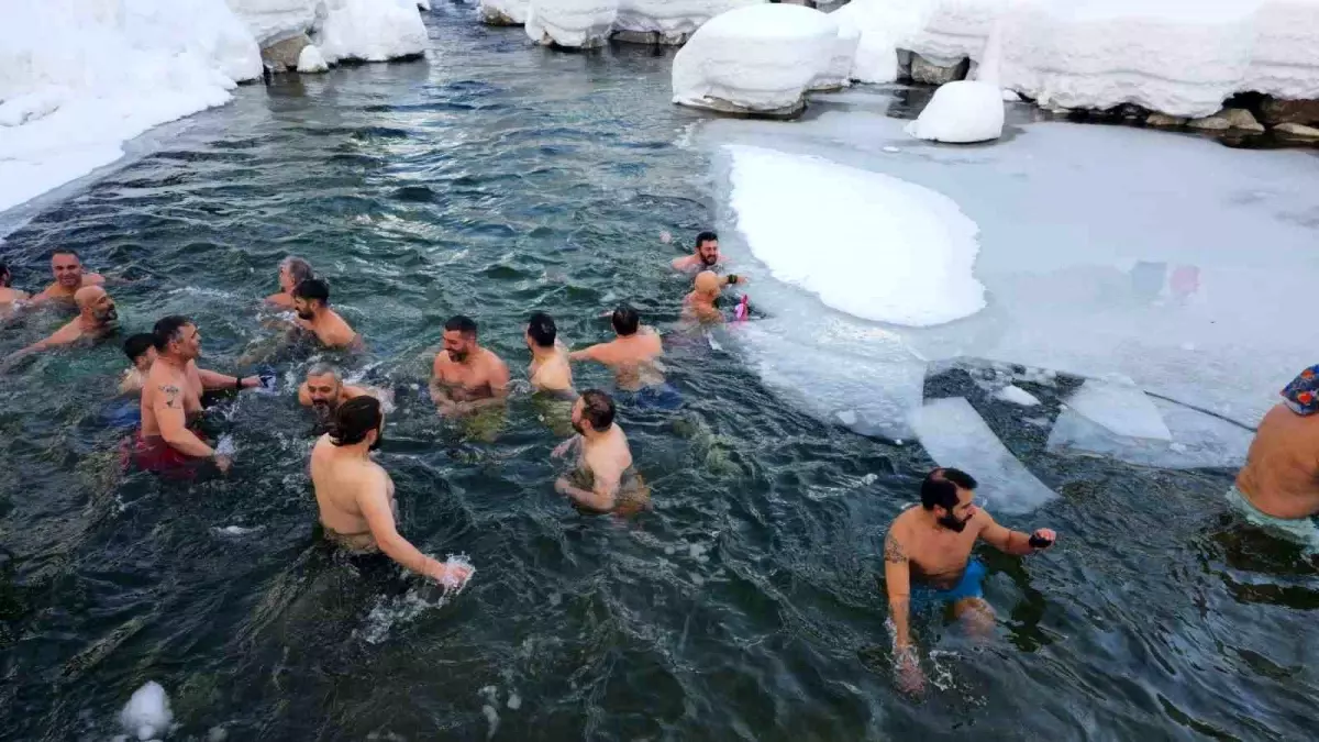 Rize\'de Sibirya\'yı andıran görüntüler, sporcular donmuş suda yüzdü