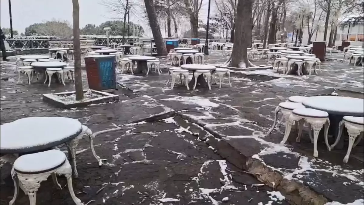 İstanbul\'da Kar Yağışı Etkili Oluyor