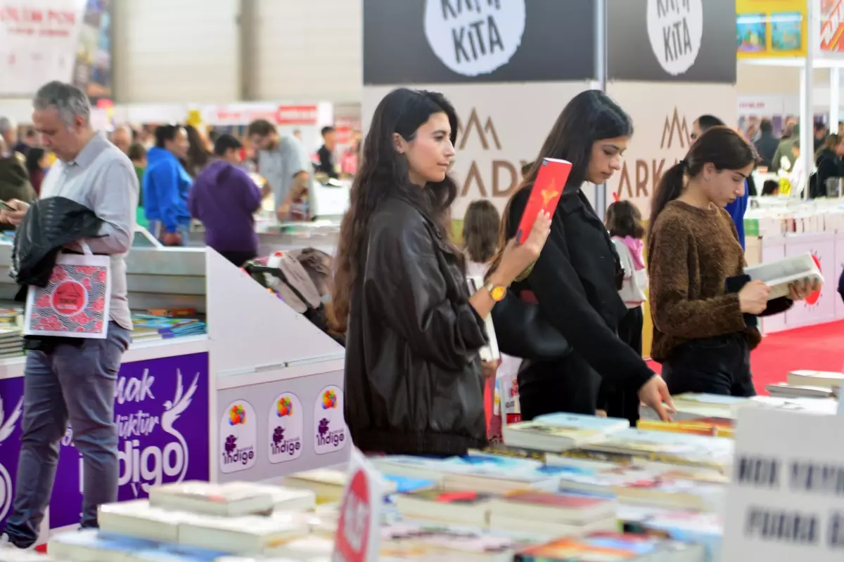 Çukurova Kitap Fuarı\'na Yoğun İlgi