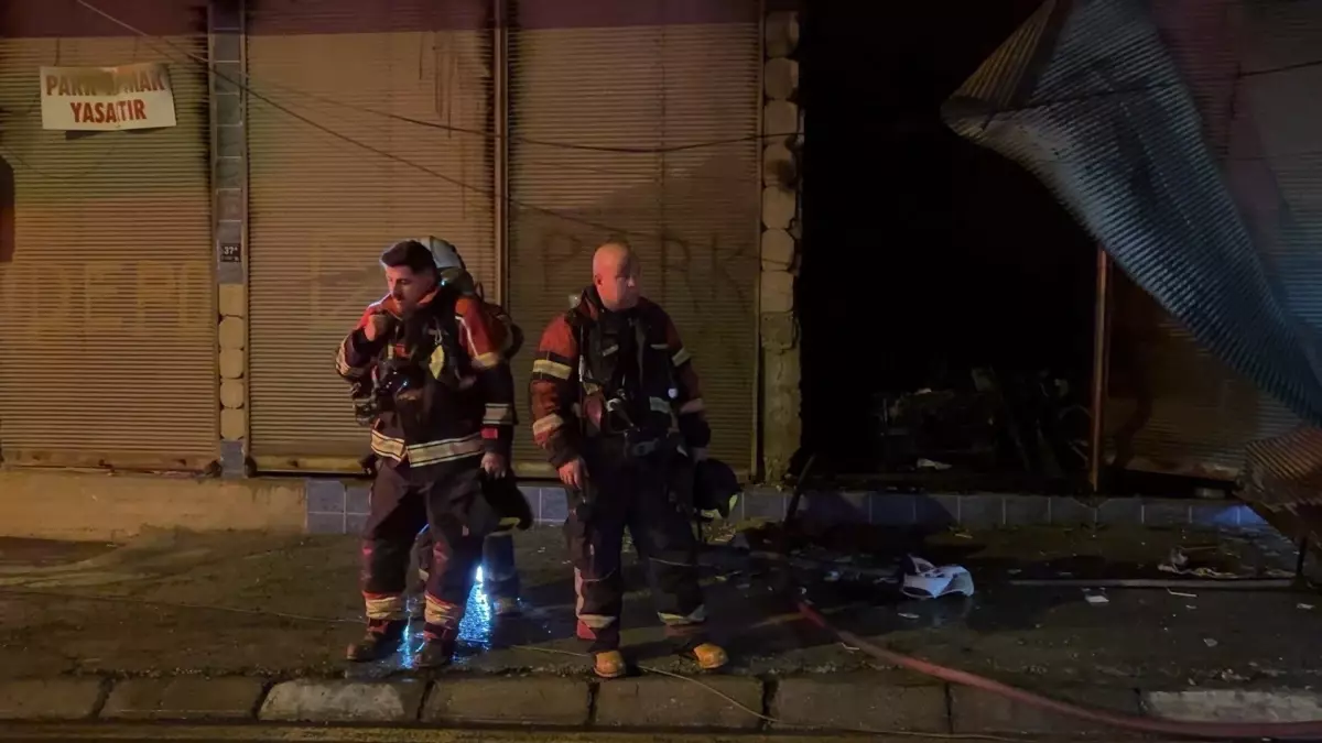 Aydın\'da Depoda Yangın: 2 Kişi Kurtarıldı