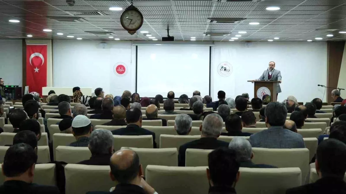 Diyarbakır\'da Hac Görevlilerine Eğitim Semineri