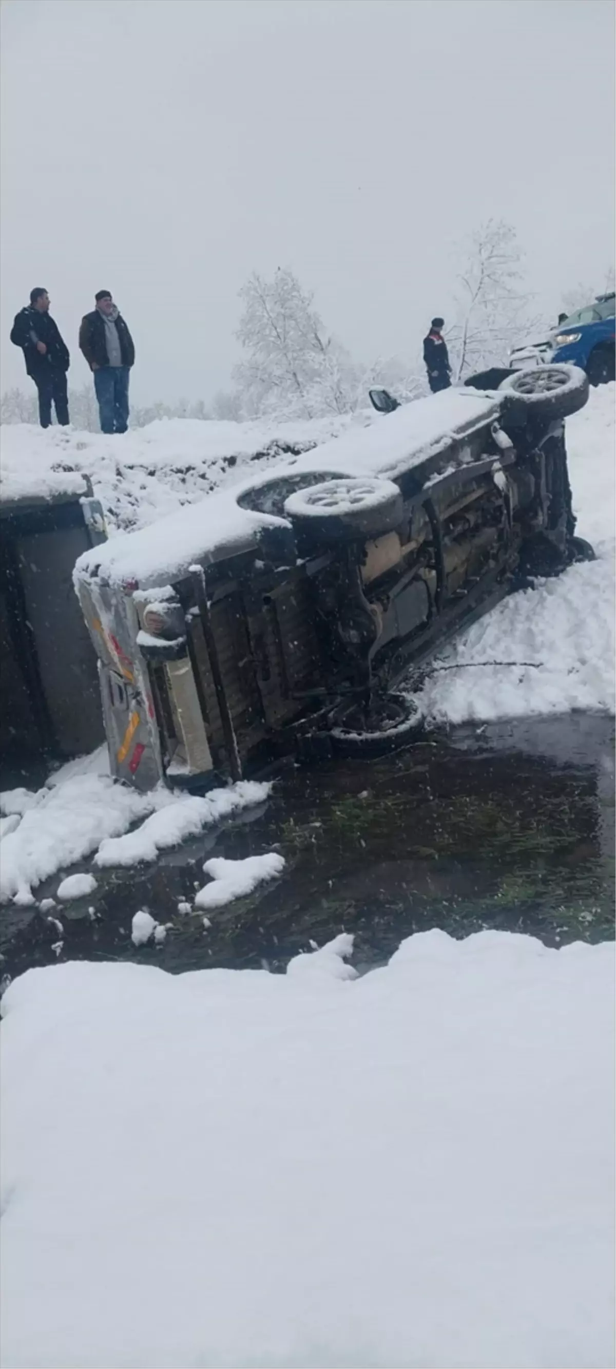 Düzce\'de Pikap Devrildi, 2 Yaralı