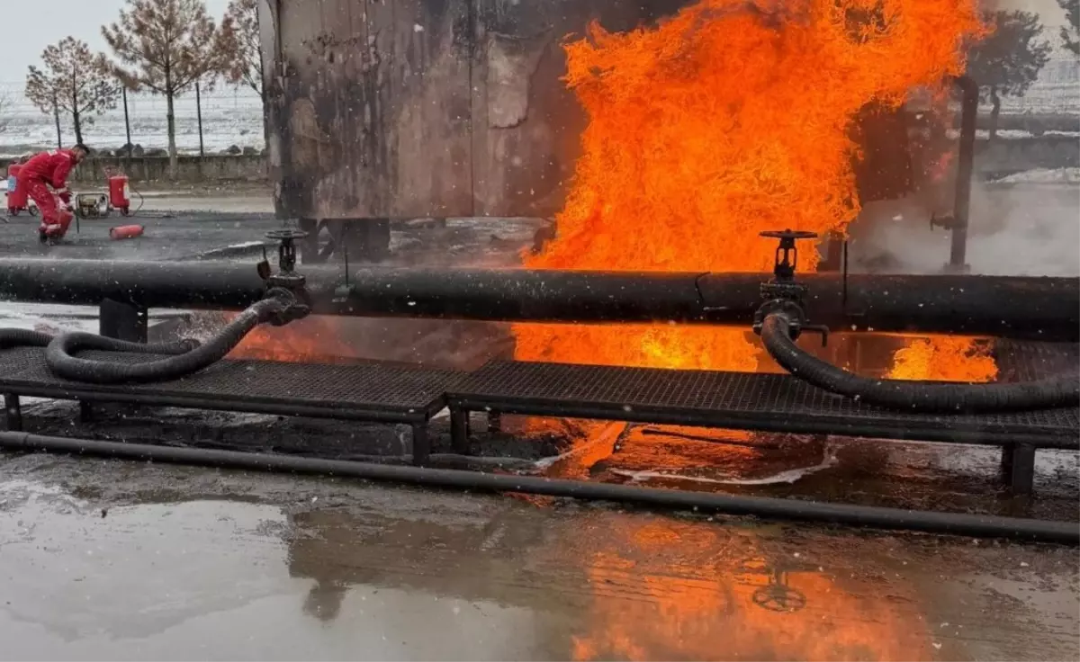 Diyarbakır\'da Petrol İstasyonunda Yangın