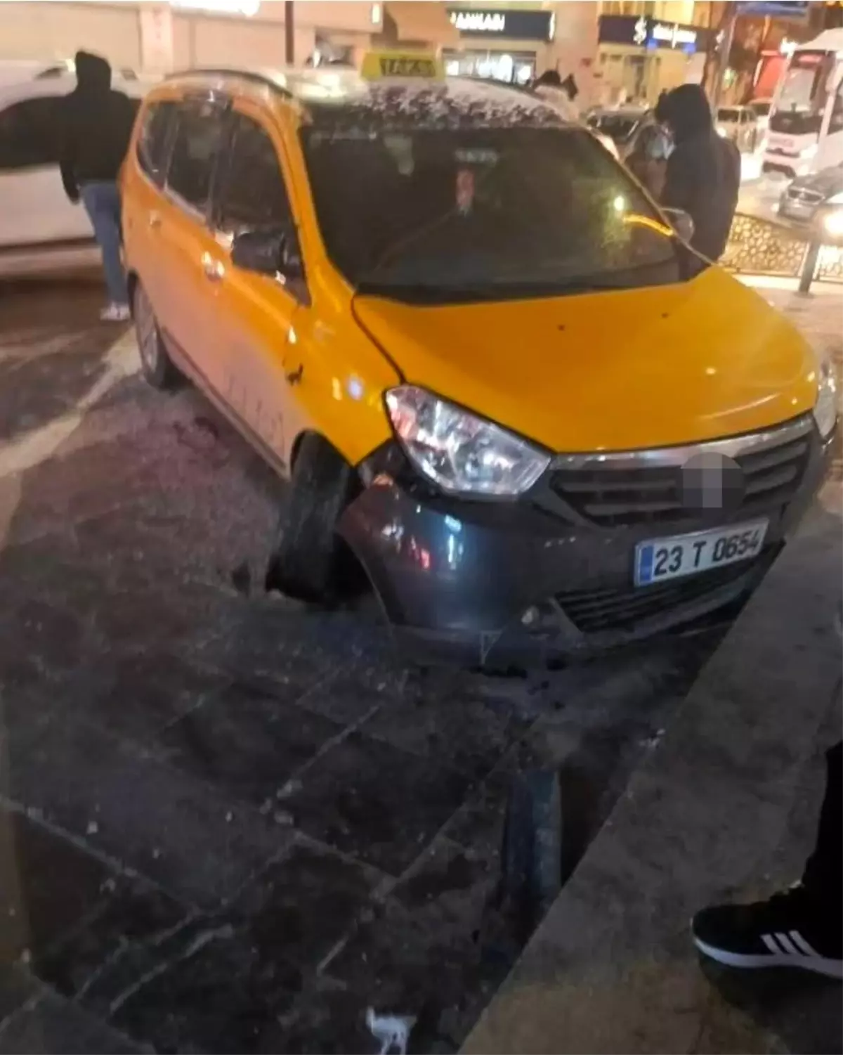 Elazığ\'da Alkollü Şahıs Taksiyi Çaldı