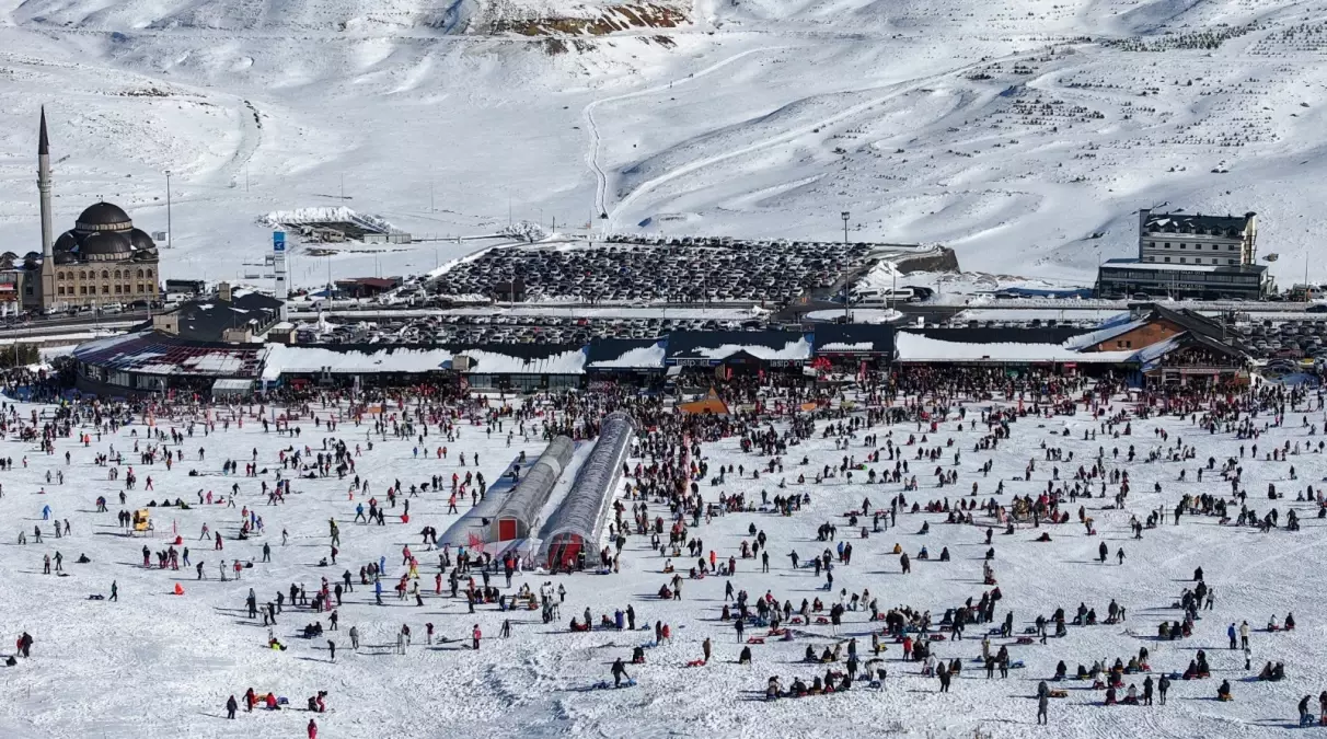 Erciyes Kayak Merkezi\'nde Yoğun İlgi