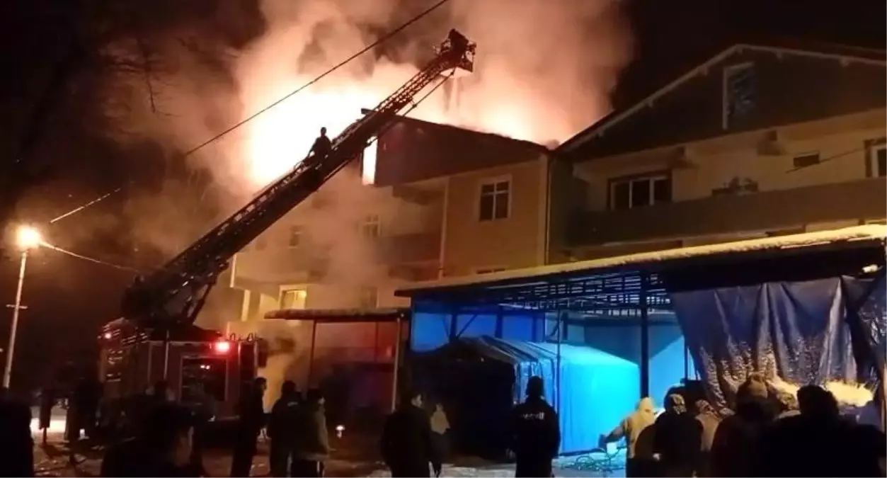 Gökçebey\'de 3 katlı binanın çatısı alev alev yandı