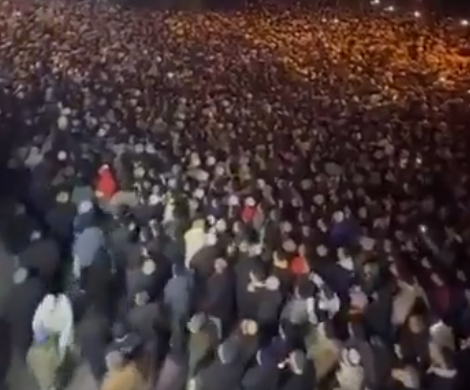 Görüntüler ortaya çıktı! Menzil lideri İzmir'de toplanan kalabalığa tövbe ettirmiş Görüntüler ortaya çıktı! Menzil lideri İzmir'de toplanan kalabalığa tövbe ettirmiş