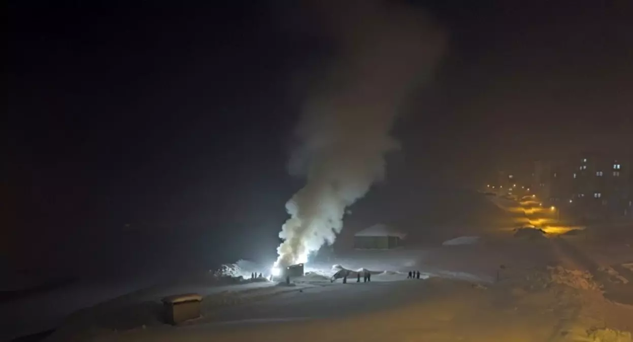 Yüksekova\'da Yangını Vatandaşlar Söndürdü