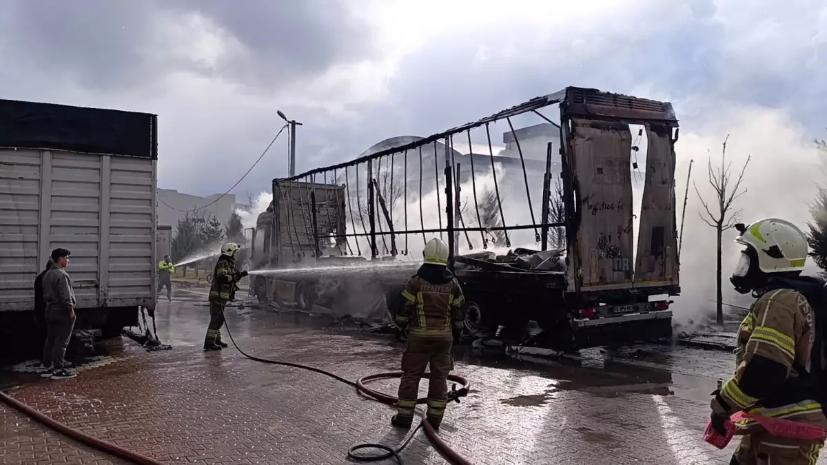 İnegöl\'de Tır Yangını: Sünger Yüklü Dorse Yandı