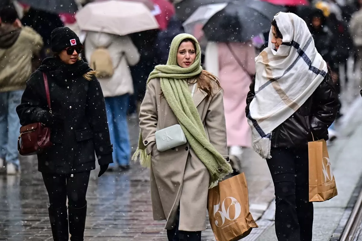 İstanbul\'da Kar Yağışı Etkili Oluyor