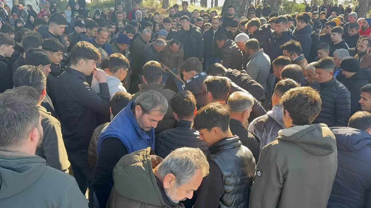 Antalya\'da Motosiklet Kazasında Hayatını Kaybeden Lise Öğrencisi Defnedildi