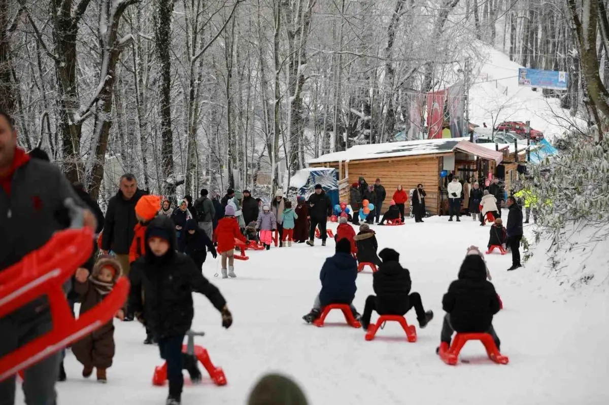 Karne hediyesi kar eğlencesi: Aktepe\'de 7\'den 70\'e kızak şöleni