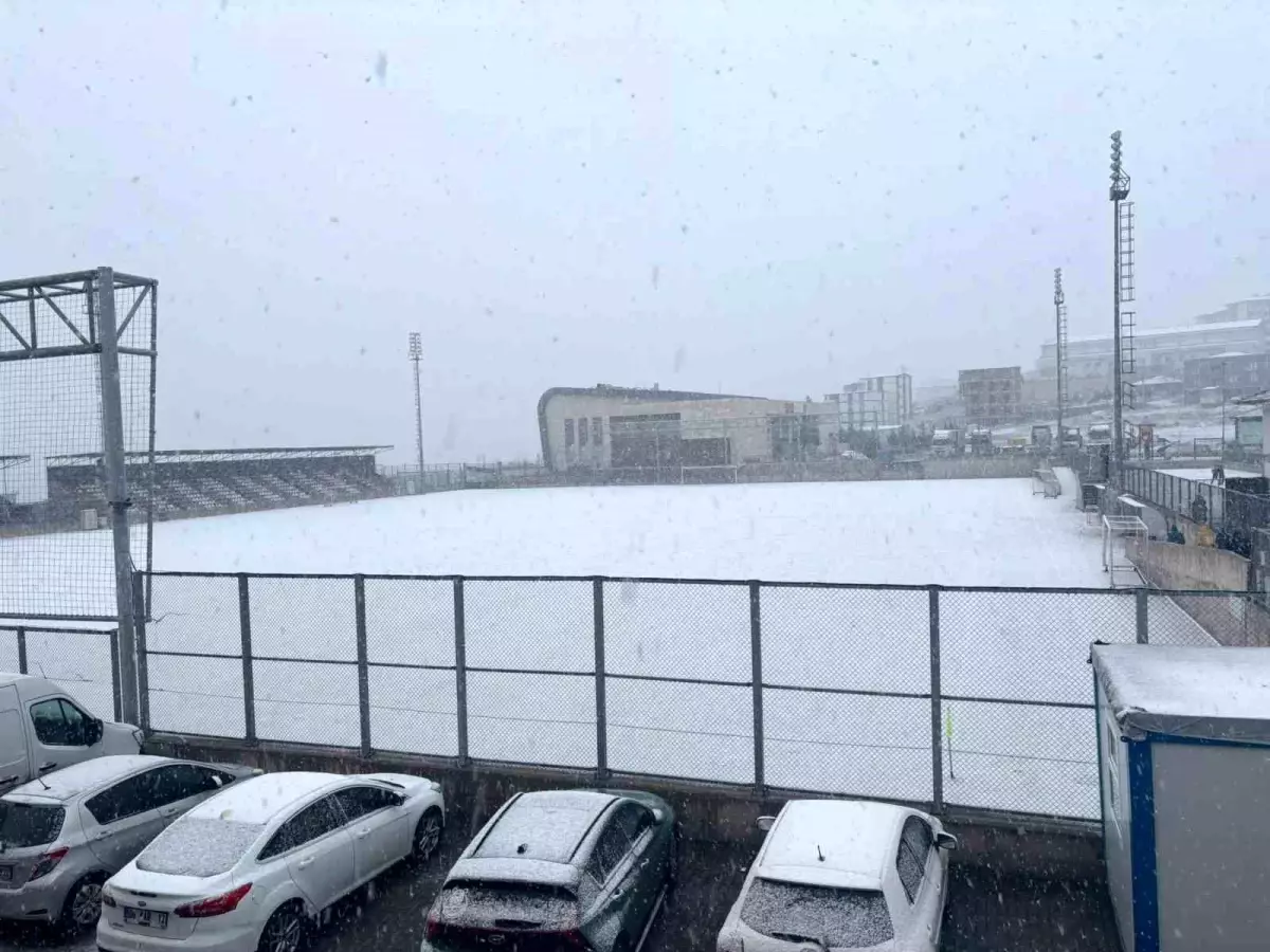 Kar yağışı maçı yarıda bıraktı