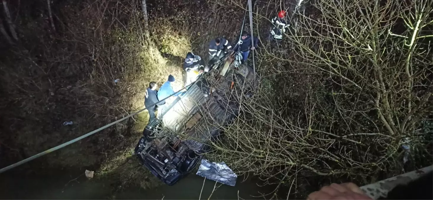 Kandıra\'da Otomobil Çaya Düştü: Baba ve Oğlu Hayatını Kaybetti