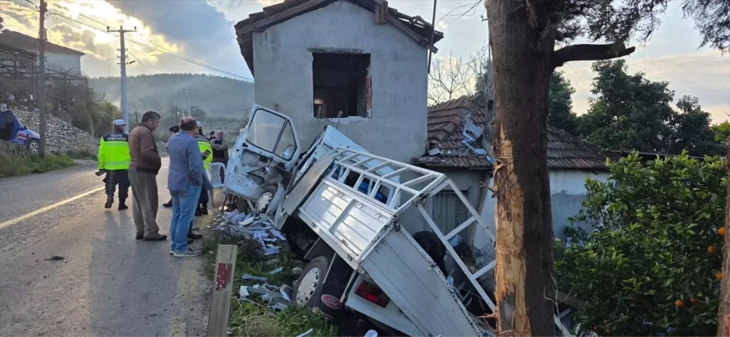 Seydikemer\'de Feci Kaza: Kamyonet Evine Çarptı