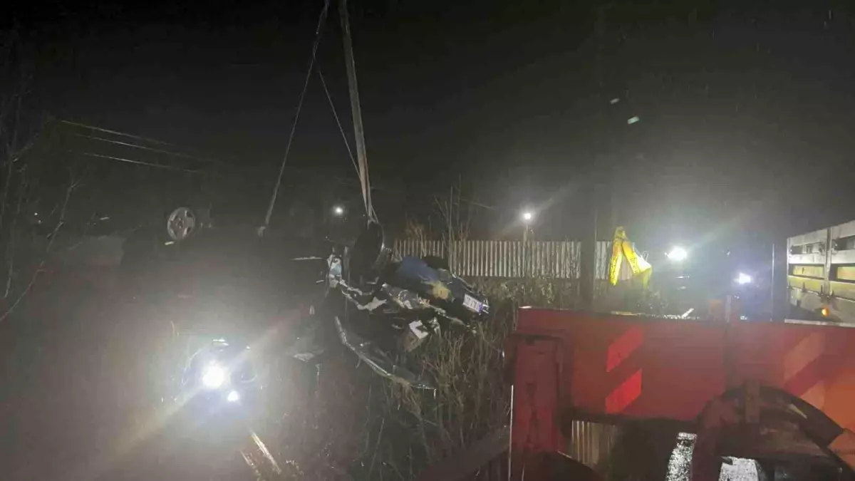 Kandıra\'da Otomobil Çaya Uçtu: Baba ve Oğul Hayatını Kaybetti