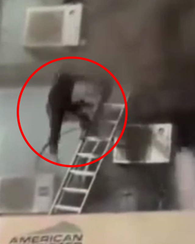 Pakistan'da AVM yangınında can pazarı: Alevlerden kaçarken metrelerce yüksekten yere çakıldı