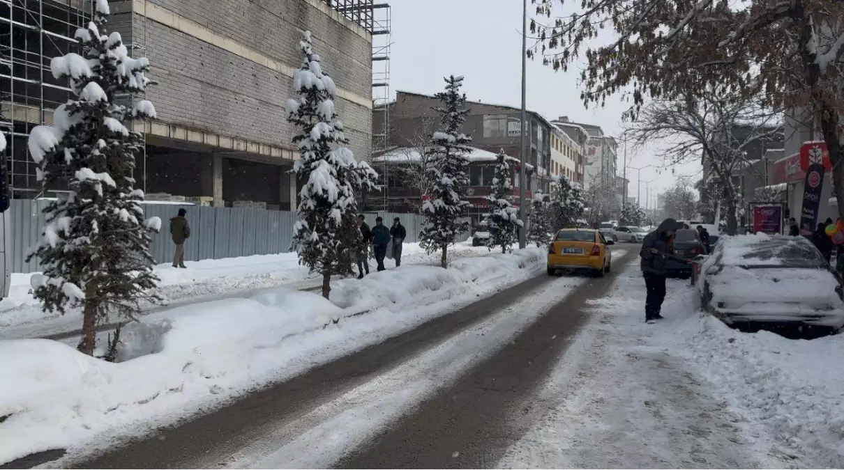 Patnos\'ta kar yağışı yeniden etkisini gösterdi