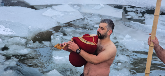 Rize'de Sibirya'yı andıran görüntüler, sporcular donmuş suda yüzdü Rize'de Sibirya'yı andıran görüntüler, sporcular donmuş suda yüzdü