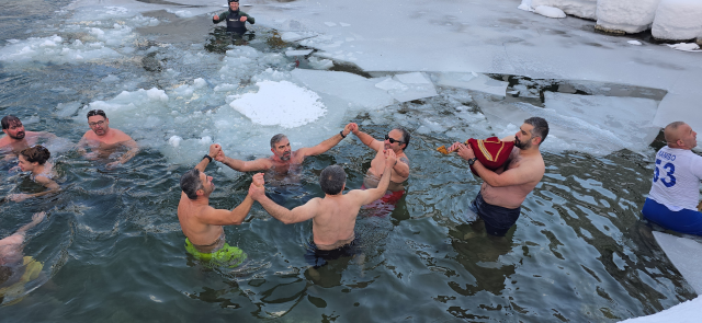 Rize'de Sibirya'yı andıran görüntüler, sporcular donmuş suda yüzdü Rize'de Sibirya'yı andıran görüntüler, sporcular donmuş suda yüzdü