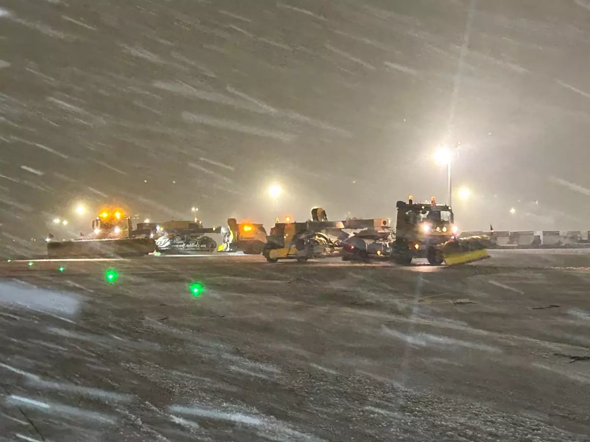 Sabiha Gökçen Havalimanı\'nda Kar Mücadelesi