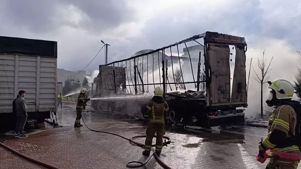 İnegöl\'de TIR Yangını: 2 Dorse Yanarak Zarar Gördü