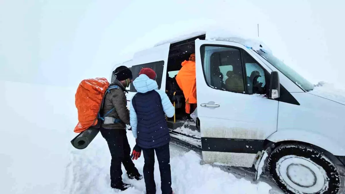 Süphan Dağı\'nda mahsur kalan dağcılar kurtarıldı