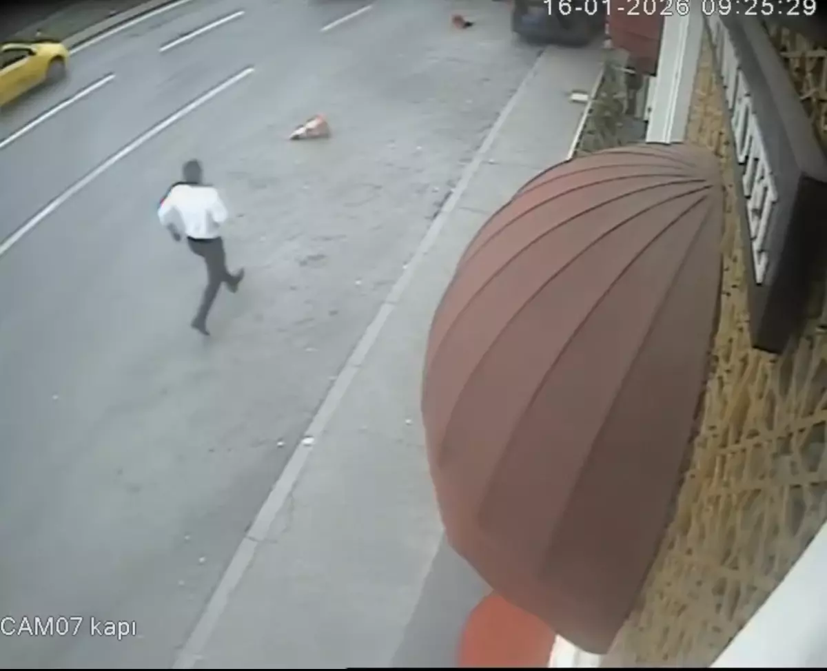 Taksim\'de Minibüs Ağaca Çarptı: Turistler Yara Almadan Kurtuldu