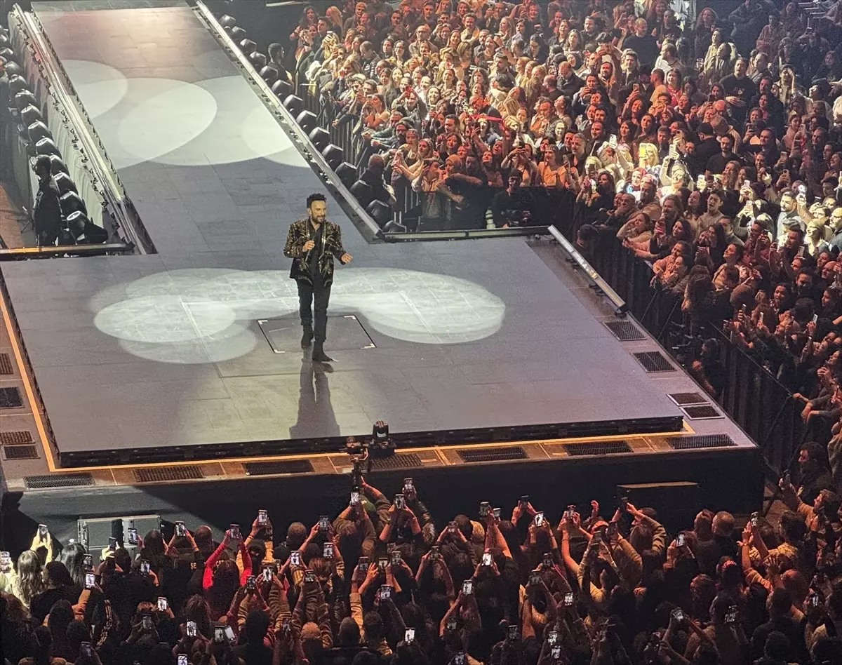 Tarkan, İstanbul\'da Coşkulu Konser Verdi