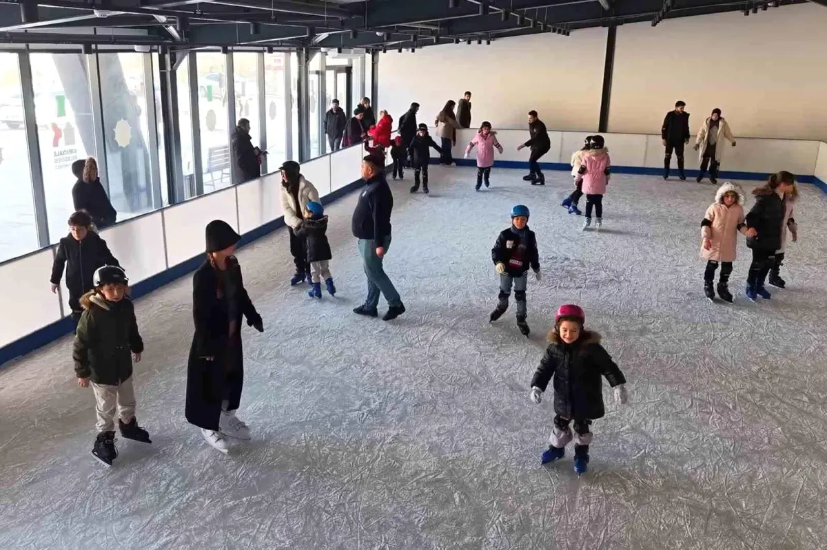 Ücretsiz buz pisti çocukların yüzünü güldürdü