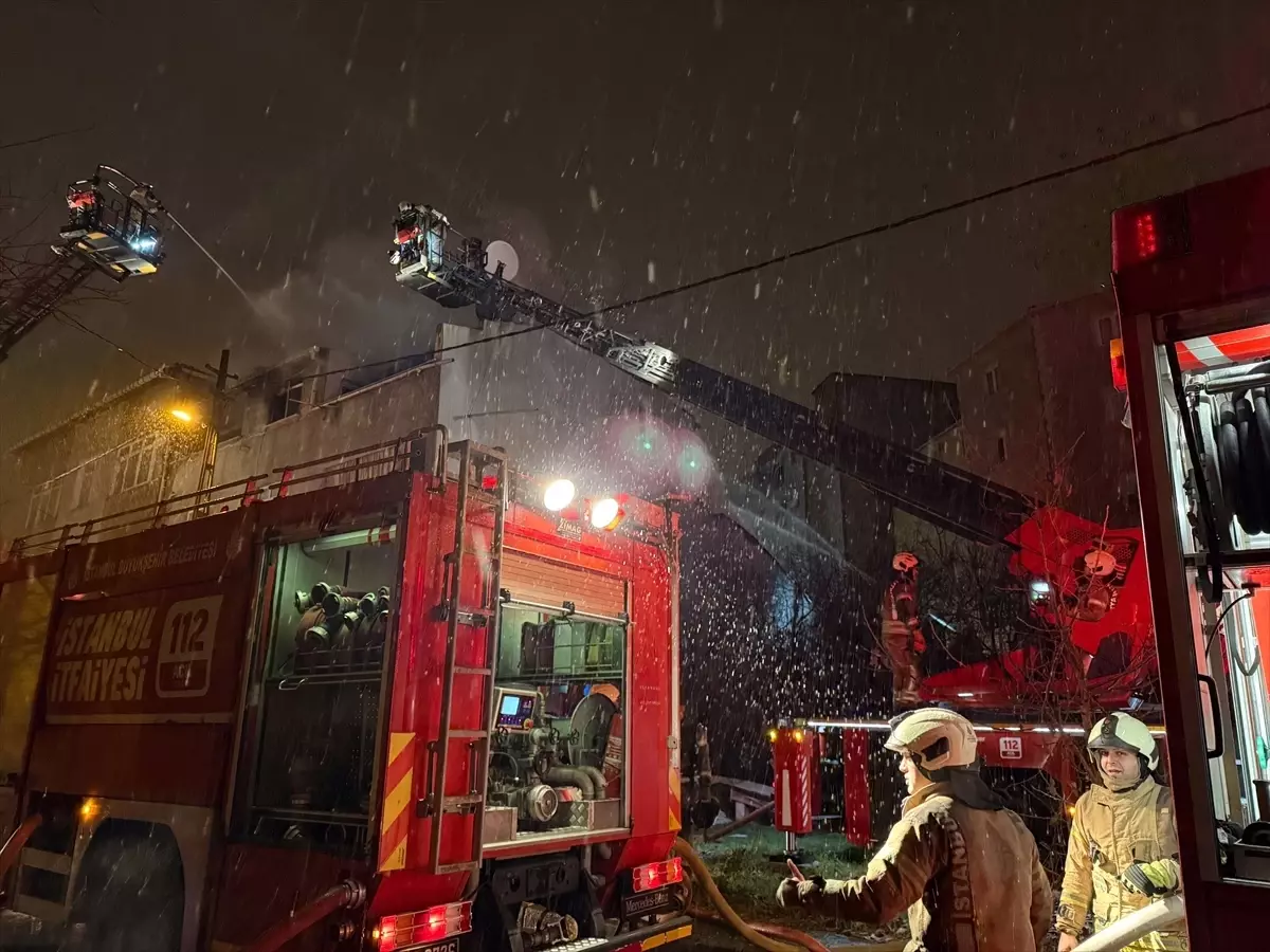 Ümraniye\'de Bina Yangını: Vatandaşlar Kurtarıldı