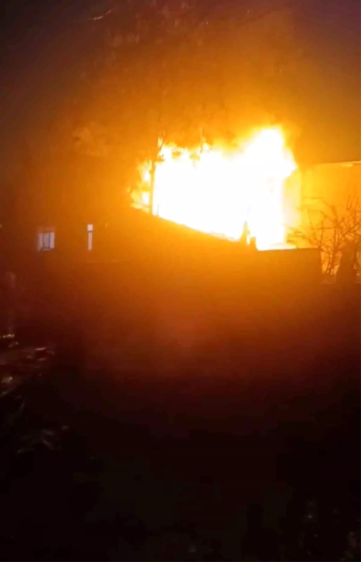 Ümraniye\'de Çatı Yangını Paniğe Neden Oldu