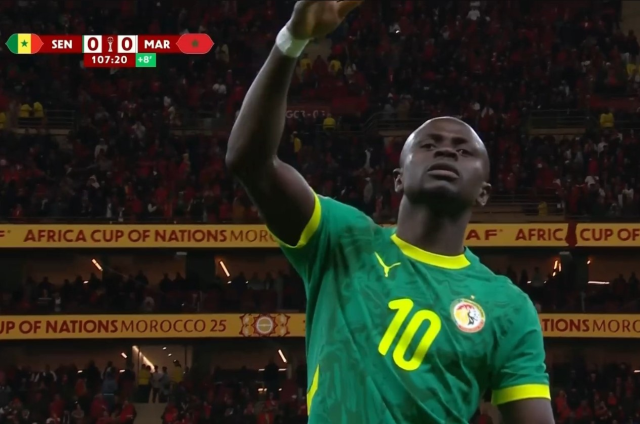 Afrika Kupası finalinde olay! 90+8'de verilen penaltı sonrası önce sahadan çekildiler, sonra geri döndüler Afrika Kupası finalinde olay! 90+8'de verilen penaltı sonrası önce sahadan çekildiler, sonra geri döndüler