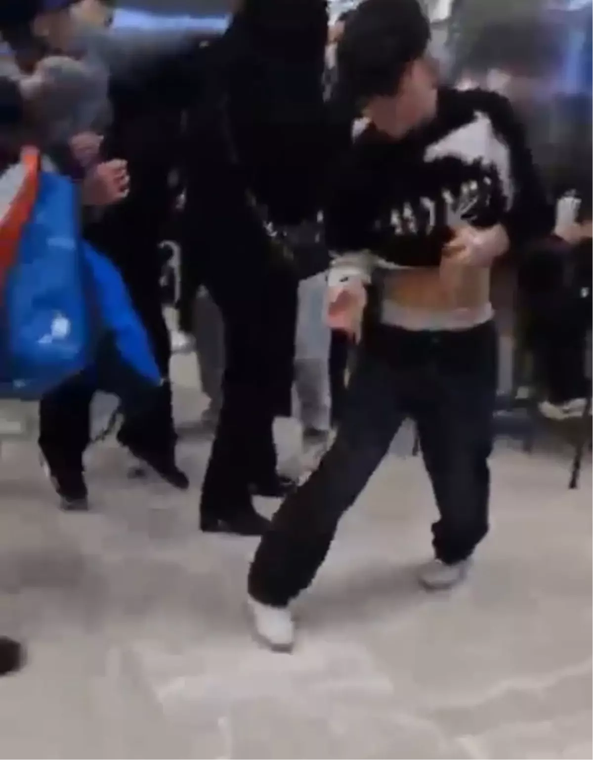 Ankara AVM\'sinde Bıçaklı Kavga: 1 Yaralı