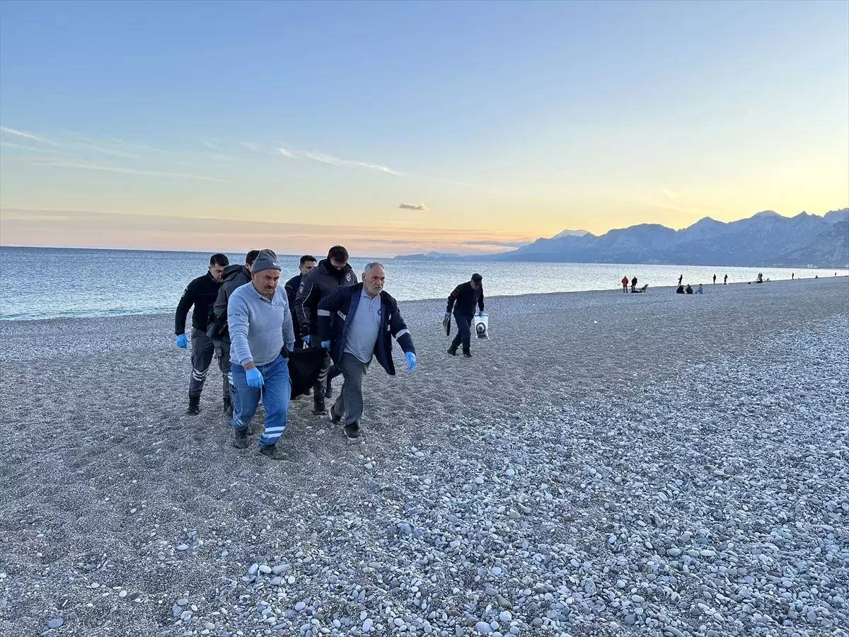 Antalya\'da Sahilde Erkek Cesedi Bulundu