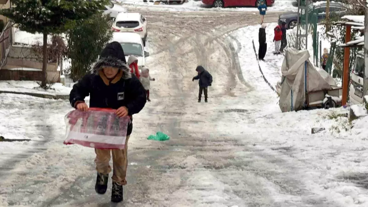 İstanbul\'da Kar Keyfi: Poşetle Kaymak