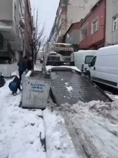 Bağcılar'da Mahsur Kalan Ambulansa Yardım Ettiler