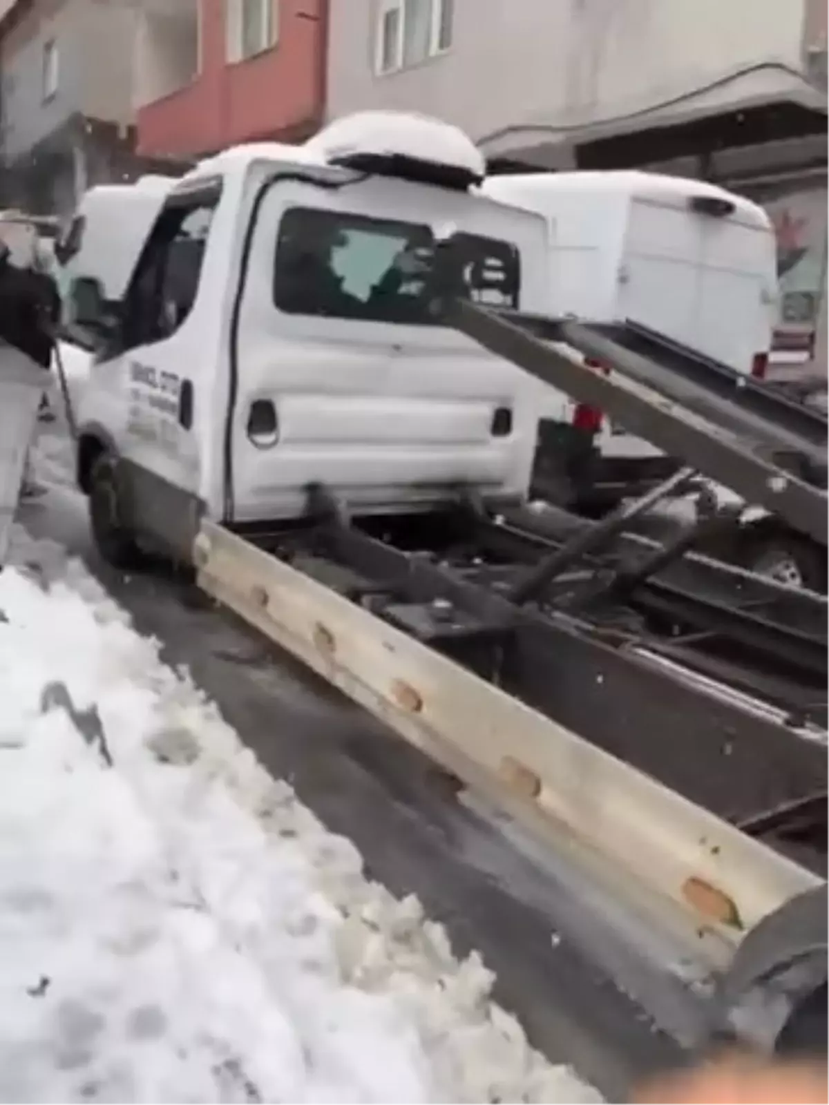 Bağcılar\'da Kar Yağışı Ambulansı Mahsur Bıraktı