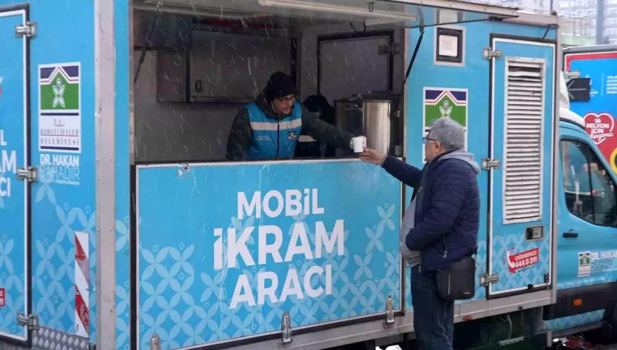 Bahçelievler\'de kar mesaisi: Tuzlama, temizlik ve sıcak çorba ikramı