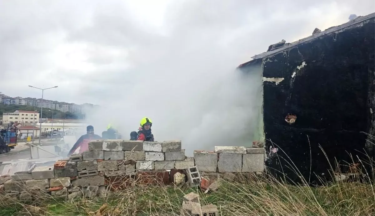 Bandırma\'da metruk binada soba yangını, 1 kişi dumandan etkilendi