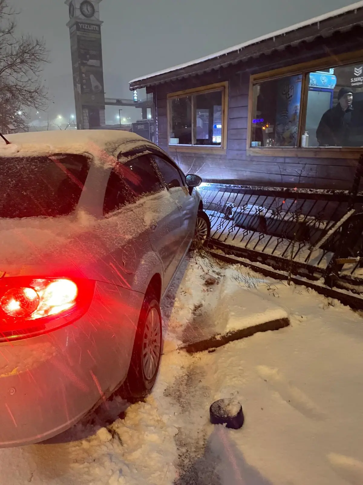 Karla Kayganlaşan Yolda Kaza