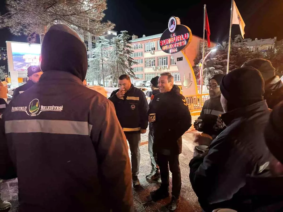 Başkan Dere\'den karla mücadele ekiplerine sıcak kahve ikramı