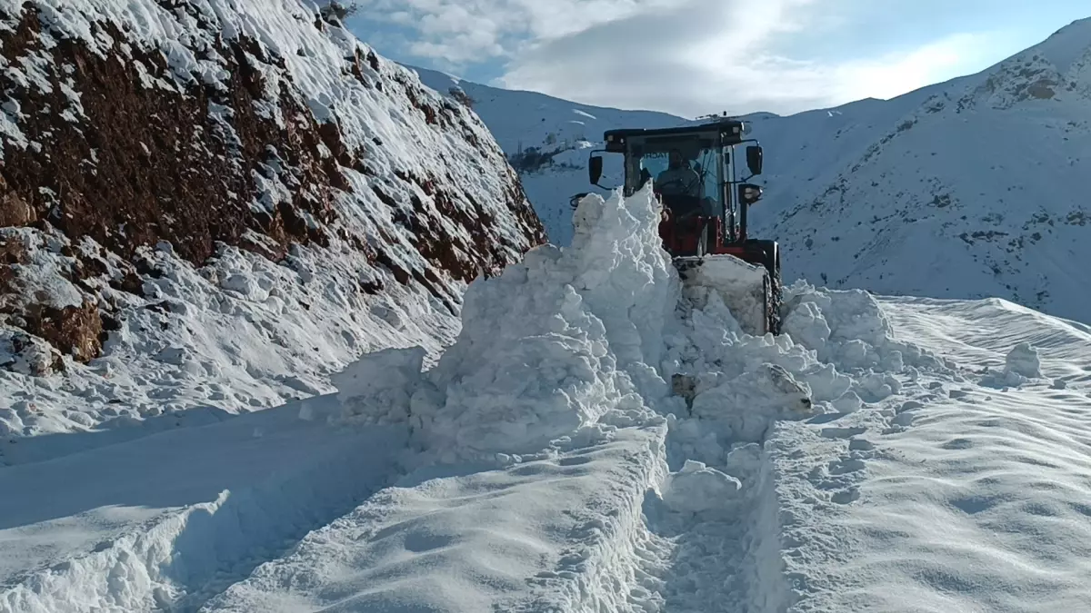 Batman\'da Kar Yağışı 213 Yolu Kapattı